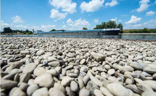 Havariertes Binnenschiff blockiert Donau 