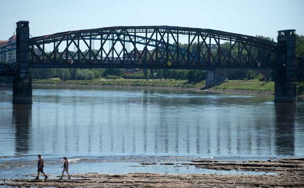 Niedrigwasser der Elbe schränkt Frachtschifffahrt ein