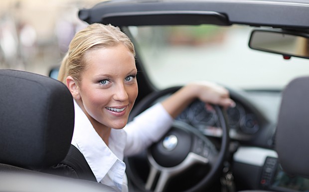 Es ist amtlich: Frauen fahren besser Auto