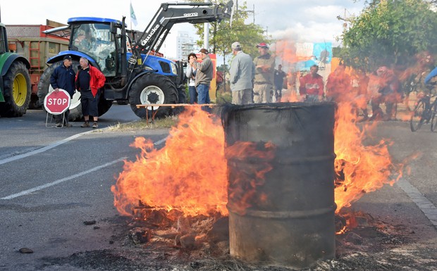 Französische Bauern stoppen deutsche Lkw