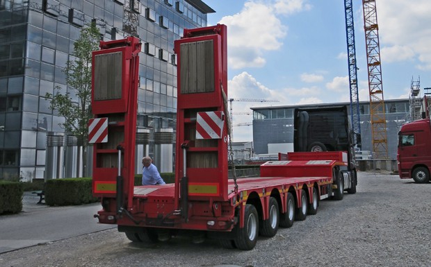 Kässbohrer revolutioniert den Unterfahrschutz und Tiefladerlenkung