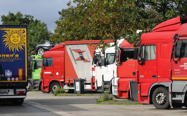 Urteil: Ausparkender haftet alleine bei Unfall auf Rastplatz