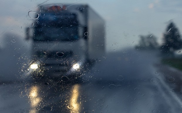 Regelmäßige Fahrzeugwäsche im Winter erhöht die Verkehrssicherheit