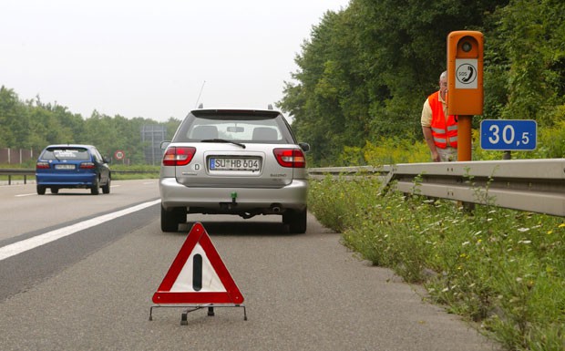 Urteil: LKW-Fahrer haftet für PKW-Kollision auf Standstreifen