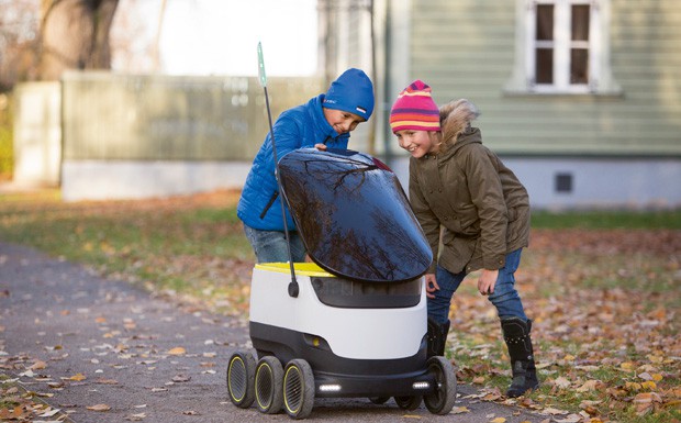 Roboter stellt Pakete zu