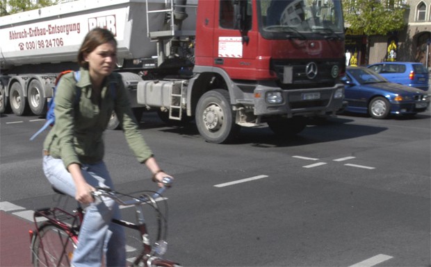 Versicherer fordern Abbiegeassistent für Lkw