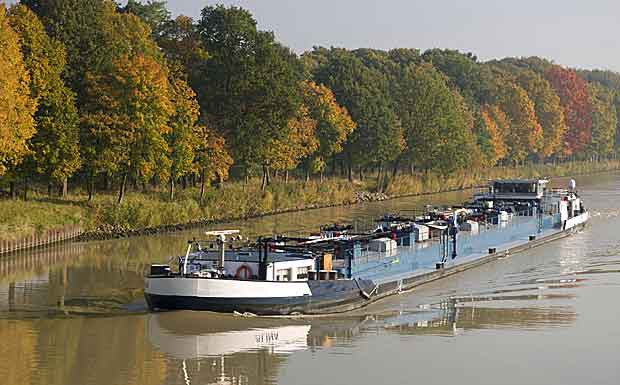 Binnen­schiff­fahrt stag­niert im ersten Halbjahr