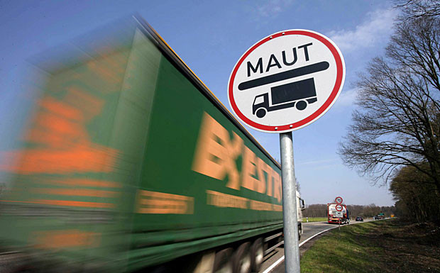 Koalition und Opposition streiten über LKW-Maut