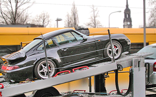 Falsch verladener Porsche verursacht Schaden