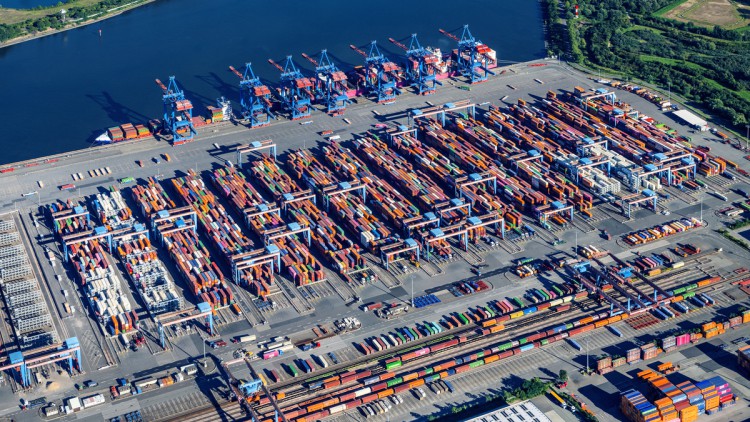 ContaineContainerumschlag am HHLA Container Terminal Altenwerder in Hamburg