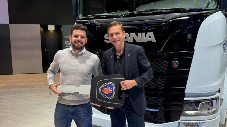 Matteo Oberto, CEO Juna (l.) und Christian Levin, Präsident und CEO Scania, auf der IAA Transportation 2024