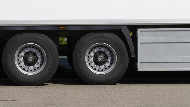 Lkw Reifen mit Unterfahrschutz