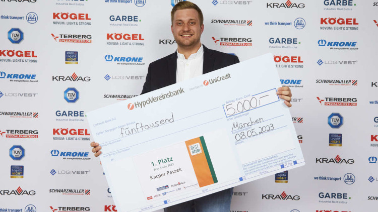 Kacper Paszek präsentiert seinen Preis 