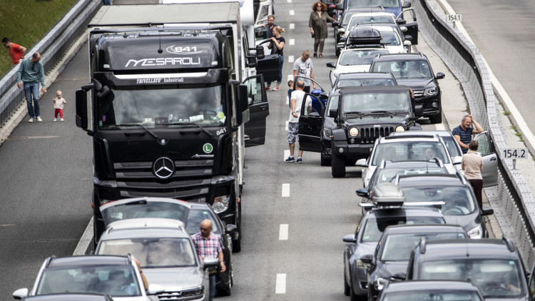 Verzögerungen auf der A 3 und A 57