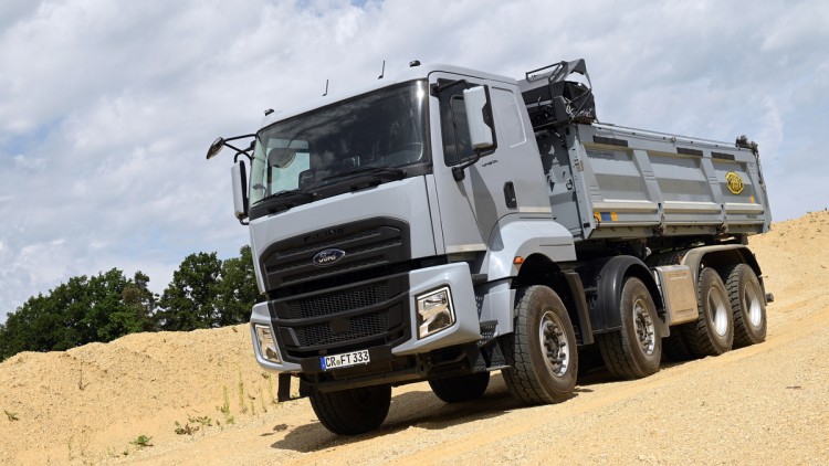 Seitliche Frontansicht des Ford F-Line in einer Kiesgrube