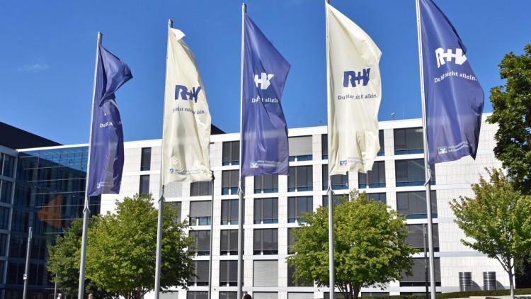 Fahnen vor dem Direktionsgebäude der R+V in Wiesbaden