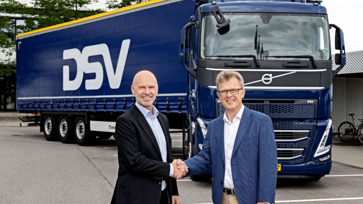 Roger Alm, President Volvo Trucks, und Søren Schmidt, CEO DSV Road