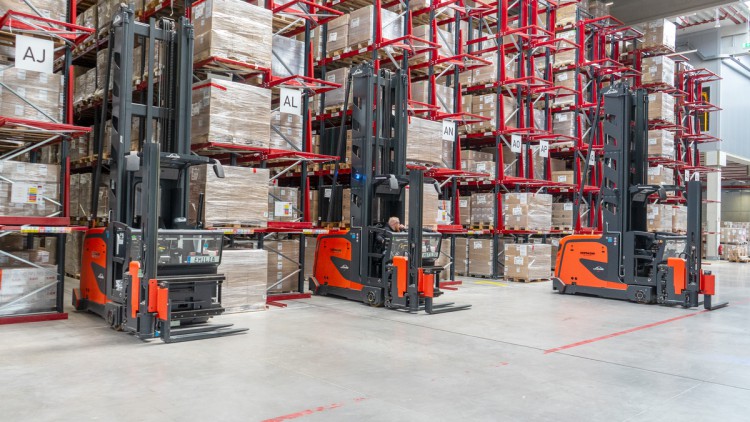Intralogistik: PV-Spezialist betreibt Staplerflotte mit Solarstrom Verschiedene Stapler von Linde MH vor den Regalen im neuen Logistikzentrum von K2 Systems