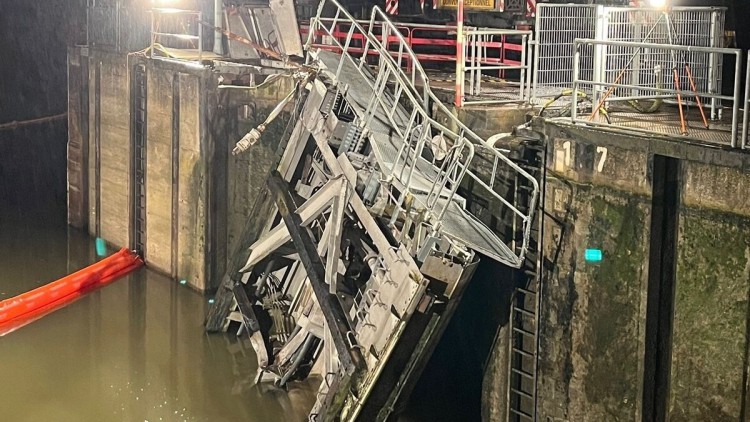 Die zerstörte Schleuse Müden an der Mosel 