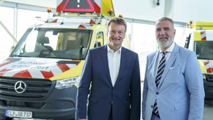 Steffen Schütz, Thüringer Minister für Digitales und Infrastruktur (rechts), und Helmut Schgeiner, Geschäftsführer Bundesverband Schwertransporte und Kranarbeiten (BSK), lächeln beim Thementag am 21. Juni 2025 in die Kamera