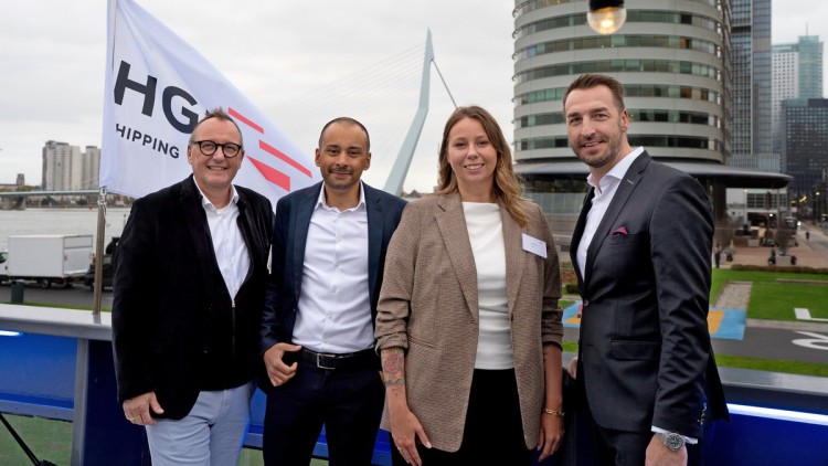 v.l.: Karl-Heinz Land, CEO und Gründer von neuland.ai; Kevin Stepan, Head of IT Business Partner Management bei HGK Shipping; Katja Tibbe, Head of Customer Success bei neu-land.ai; Steffen