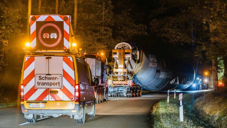 In drei Nächten vom 26. bis 29. Oktober 2025 transportierte der Schwergutexperte Gruber Logistics einen nicht mehr flugfähigen Airbus A310 vom Flughafen Hannover zum Tier- und Freizeitpark Serengeti-Park in Hodenhagen