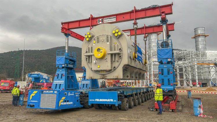 Bereits beim länderübergreifenden Kraftwerksprojekt Mintia im Jahr 2025 kam Schwerlast-Equipment zum Einsatz, das Felbermayr 2026 von Hoffmann Spezialtransporte aus Chemnitz übernommen hat.