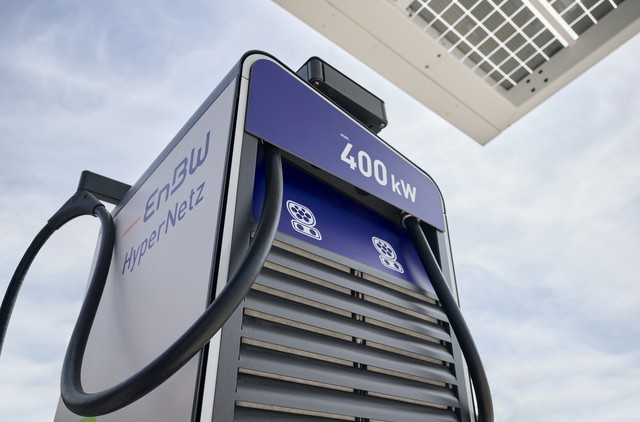Eine Ladesäule von EnBW aus der Froschperspektive