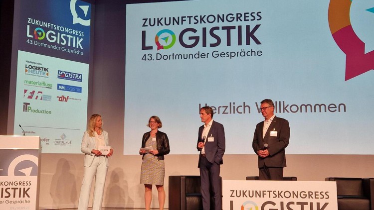 Auf dem Zukunftskongress Logistik: v.l.: Moderatorin Anja Seemann und die Institutsleitung des Fraunhofer IML: Prof. Alice Kirchheim, Prof. Michael Henke und Prof. Uwe Clausen