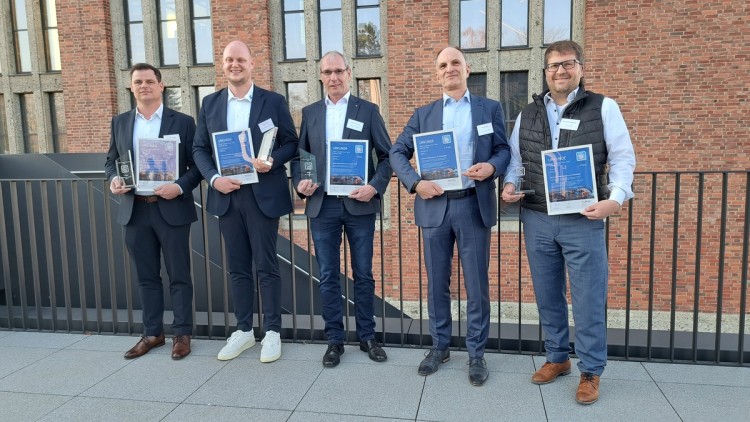 Die strahlenden Sieger der FUMO Compliant Carrier 2026 (v.l.): Benjamin Brugger (Allgäu Energie Logistik), Benjamin Haas (R+H Autologistik), Michael Schranner (Gienger Passau KG), Matthias Berl (Culina Logistics) und Bernd Schlumpberger (Merckle)