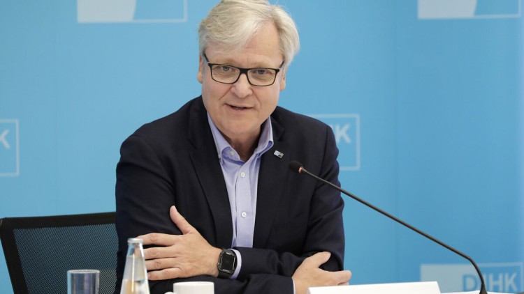 Martin Wansleben, Hauptgeschäftsführer des DIHK e.V., lächelt bei einer Pressekonferenz zu Konjunktur-Blitzumfrage am 30.06.2020 in die Kamera