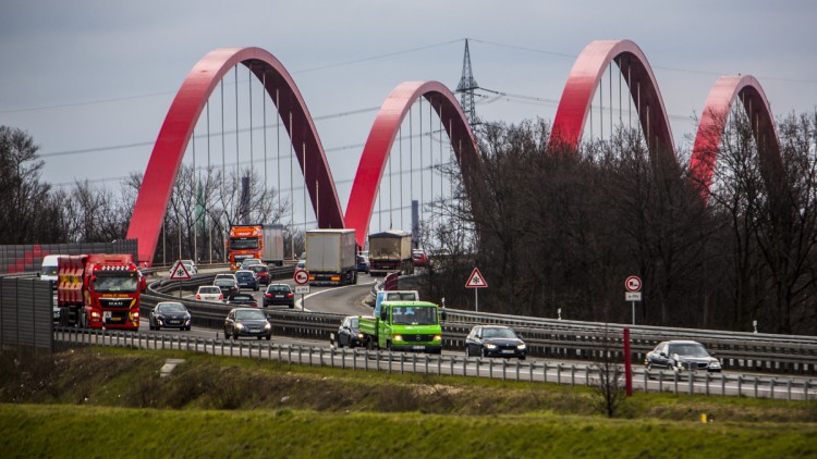 Autobahn A42, Emscherschnellweg, bei Bottrop, Brücke über den Rhein-Herne-Kanal,