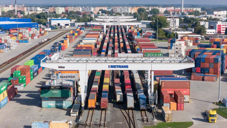 Containerumschlag am METRANS-Terminal in Dunajská Streda