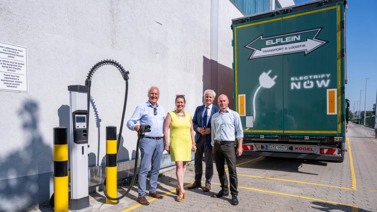 Wolrad Claudy (enerlog AG), Denise Schuster (Park your Truck), Dr. Klaus-Peter Potthast (Bayerisches Wirtschaftsministerium) und René Stahl (Park Your Truck) eröffnen den Lkw-Parkplatz mit Schnellladestation in Eching (v.l.)