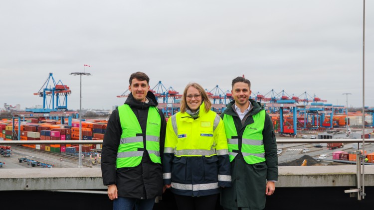 Passify Gründer Nico Marks und Marcel Lindemann und Rebecca Vick, Direktorin Container Entwicklung Hamburg, am Container Terminal Altenwerder