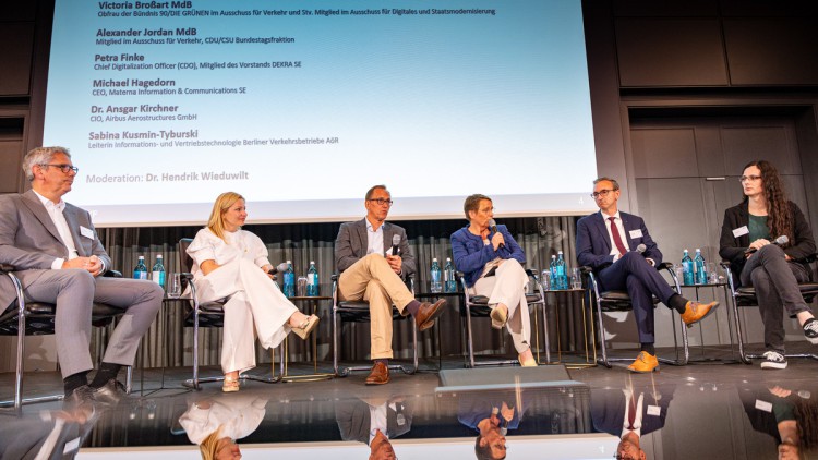 Teilnehmer einer Podiumsdiskussion beim DVF