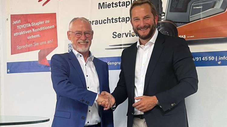 Manfred Fetter (l., FFB) und Jan Lorenz (Toyota Material Handling) besiegeln Partnerschaft