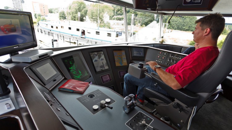 Kapitän auf Brücke eines Binnenschiffs 