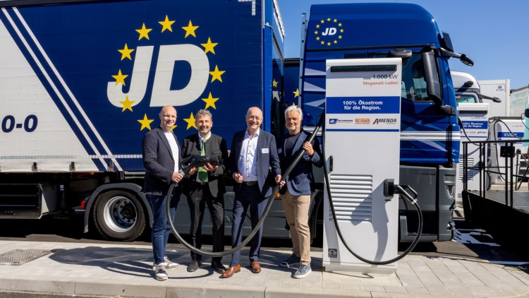 Sebastian Amenda, Georg Dettendorfer, Marcus Böske und Wolfgang Ademmer (v.l.) vor MSC-Ladesäule und E-Lkw
