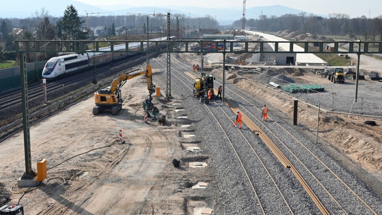 Auf einer Länge von 700 Meter liegen auf dem fertigen Rohbau der Weströhre des Bahntunnels Rastatt bei Niederbühl neu verlegte Gleise (rechts im Bild) an der Rheintalbahn im März 2022.