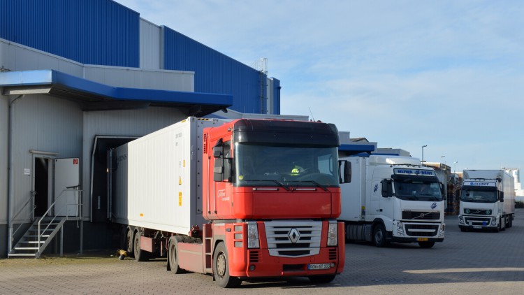 Lastkraftwagen stehen am 26.11.2012 am Kühlhaus in Cuxhaven (Niedersachsen) und werden mit Fisch beladen.