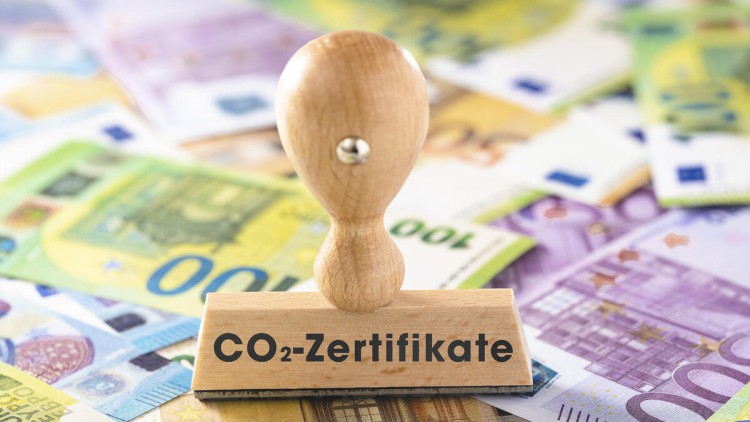 Stempel mit dem Label CO2-Zertifikate vor vielen Geldscheinen