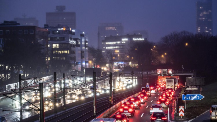 Stau auf der Autobahn A40, Ruhrschnellweg, in Essen, vor dem Ruhrschnellweg Tunnel