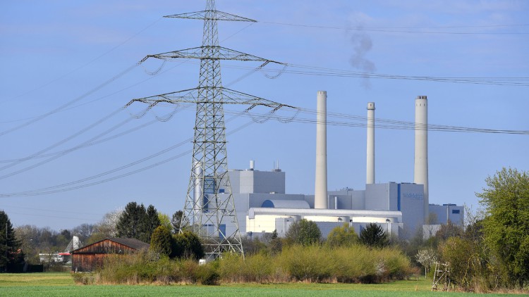 Industriehalle mit Strommmast 