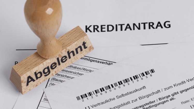 Symbolfoto auf einem Kreditantrag steht ein Stempel mit der Aufschrift "Abgelehnt"