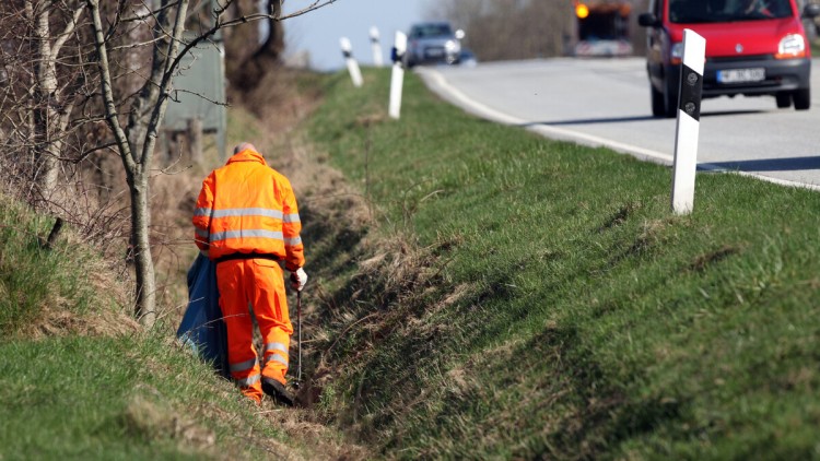 Strassenwaerter der Strassenmeisterei Husum machen Fruehjahrsputz neben einer Bundesstrasse| 