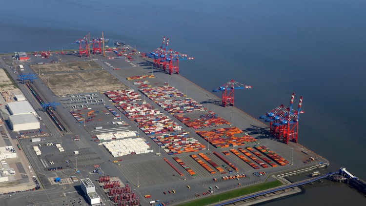 Der Jade-Weser-Port, Deutschlands einzigem Tiefwasserhafen als Luftaufnahme