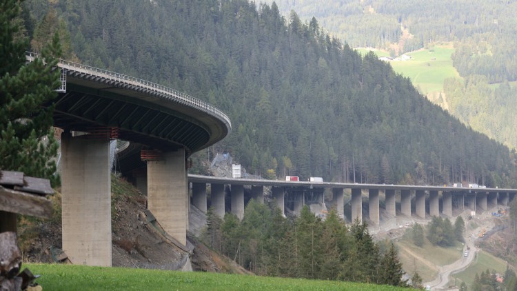 Blick auf die Luegbrücke, Luegbruecke an der A13, Brennerautobahn 