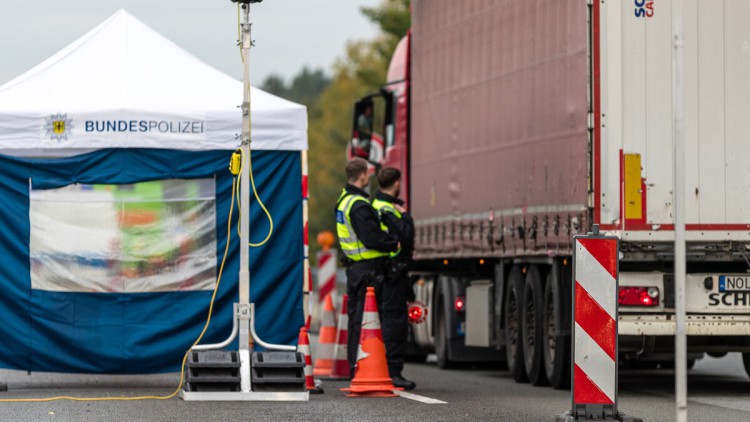 Beamte der Bundespolizei sprechen mit dem Fahrer eines Lkw an der Autobahn A15, an der Grenze zwischen Polen und Deutschland