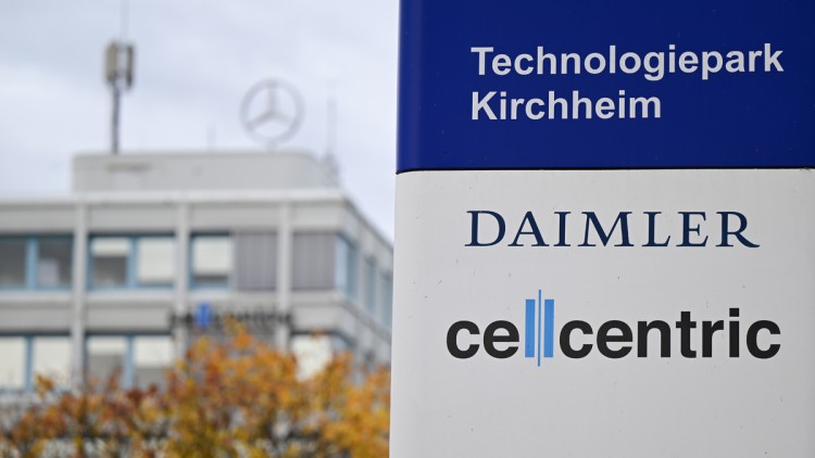 Das Logo des Unternehmens Cellcentric in Kirchheim Teck vor dem Gebäude mit Mercedes-Stern